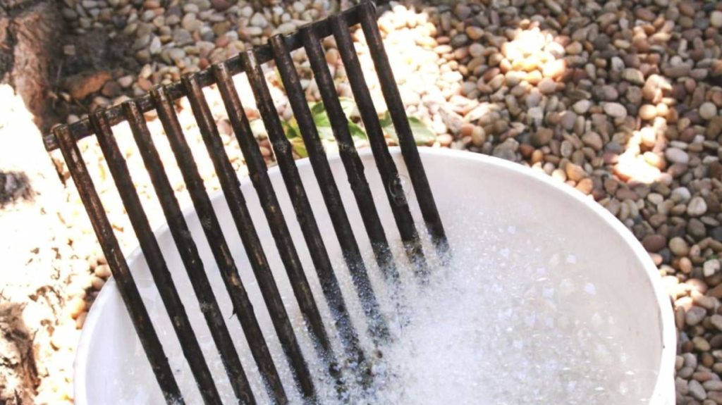 Soak the grill and flavorizer bars