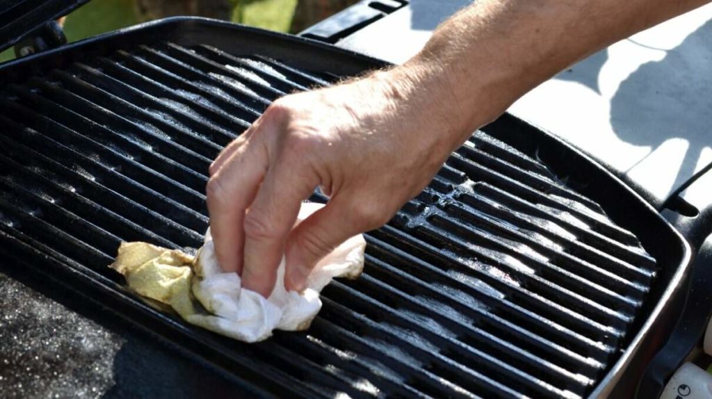 Wash and wipe the grill