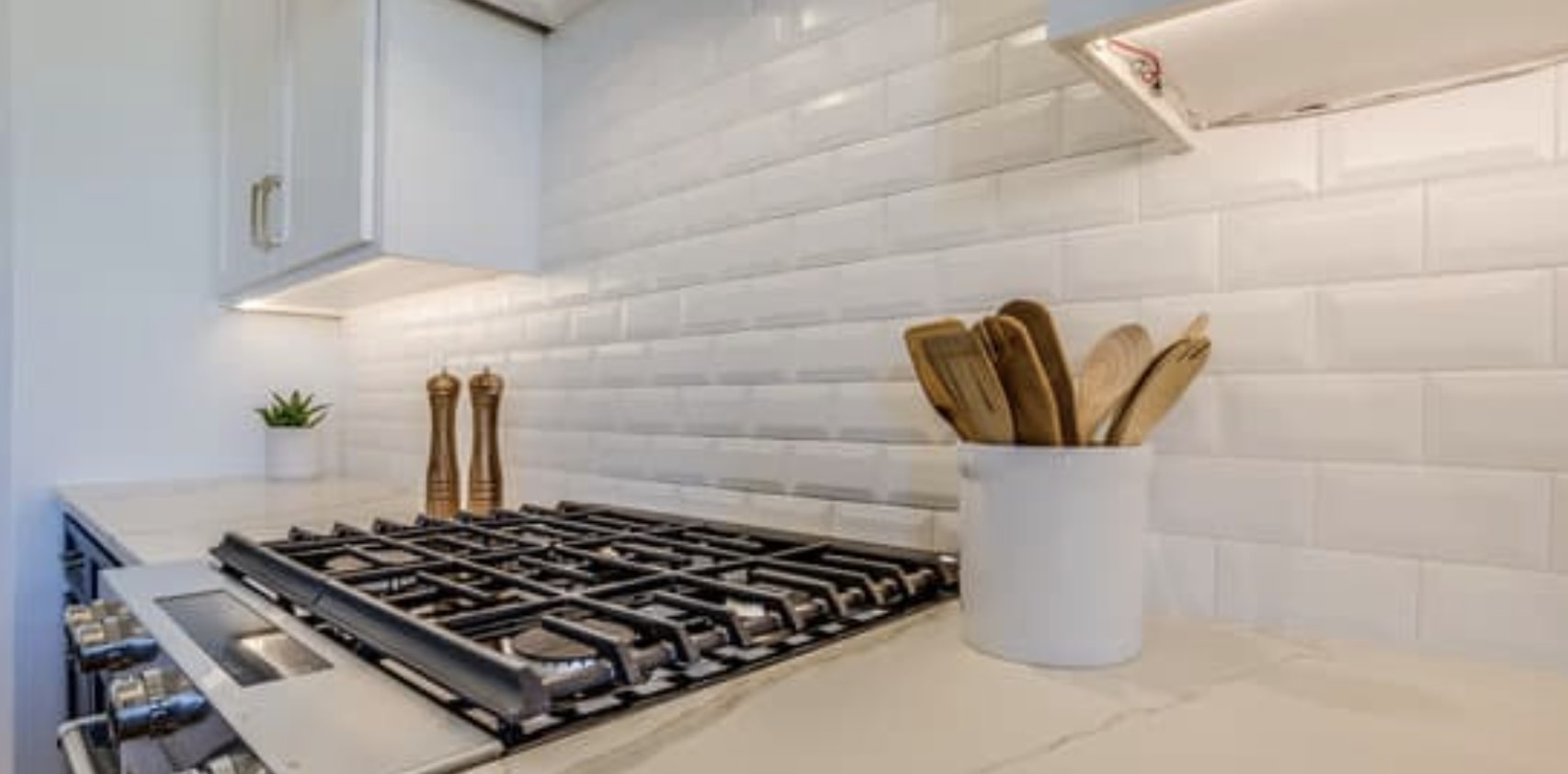 How much does installing a backsplash cost? [2026]